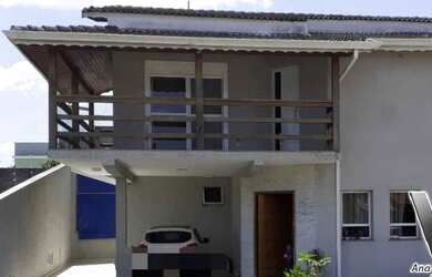 Imagem: A casa possui 4 Dormitórios, 5 Banheiros, 2 Vagas na garagem