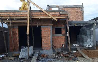 Imagem: A casa possui 3 Dormitórios, 2 Banheiros, 3 Vagas na garagem