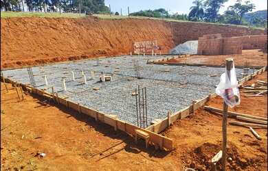 Imagem: A casa possui 2 Dormitórios, 1 Banheiro, 2 Vagas na garagem