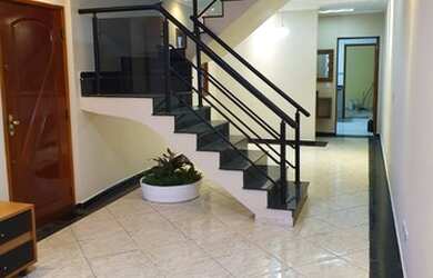 Imagem: A casa possui 3 Dormitórios, 3 Banheiros, 4 Vagas na garagem