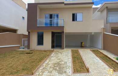 Imagem: A casa em condomínio possui 3 Dormitórios, 2 Banheiros, 4