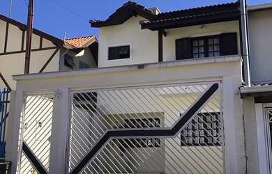 Imagem: A casa possui 3 Dormitórios, 3 Banheiros, 2 Vagas na garagem