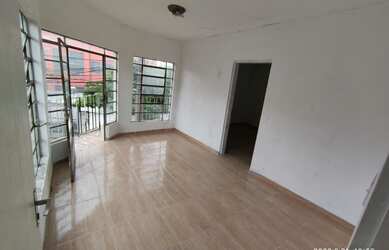 Imagem: A casa possui 1 Dormitório, 1 Banheiro, 1 Vaga na garagem