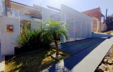 Imagem: A casa possui 3 Dormitórios, 1 Banheiro, 2 Vagas na garagem