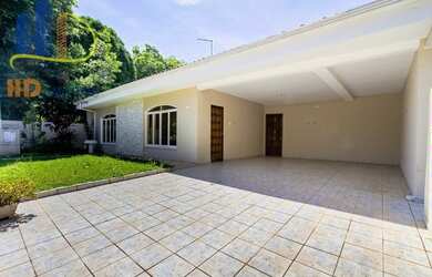 Imagem: A casa possui 3 Dormitórios, 3 Banheiros, 4 Vagas na garagem