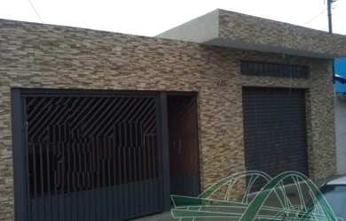 Imagem: A casa possui 3 Dormitórios, 1 Banheiro, 1 Vaga na garagem