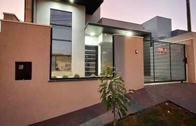 Imagem: A casa possui 3 Dormitórios, 2 Banheiros, 2 Vagas na garagem