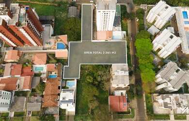 Imagem: O terreno possui 2561m² de Área e está localizado em Portes