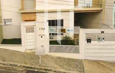 Imagem: A casa possui 3 Dormitórios, 2 Banheiros, 2 Vagas na garagem