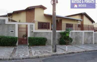 Imagem: A casa possui 3 Dormitórios, 2 Banheiros, 5 Vagas na garagem