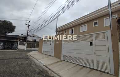 Imagem: A casa possui 2 Dormitórios, 2 Banheiros, 2 Vagas na garagem