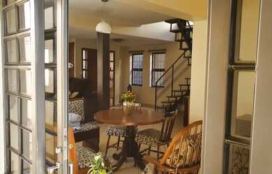 Imagem: A casa possui 3 Dormitórios, 2 Banheiros, 1 Vaga na garagem