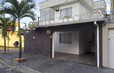 Imagem: A casa possui 2 Dormitórios, 2 Banheiros, 2 Vagas na garagem