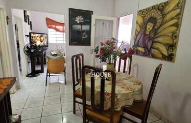 Imagem: A casa possui 3 Dormitórios, 1 Banheiro, 2 Vagas na garagem