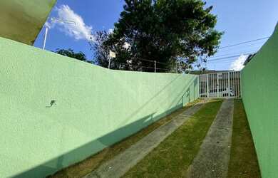 Imagem: A casa possui 3 Dormitórios, 1 Banheiro, 2 Vagas na garagem