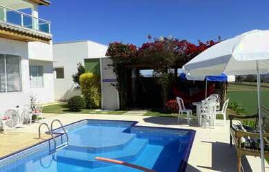 Imagem: A casa possui 4 Dormitórios, 5 Banheiros, 4 Vagas na garagem