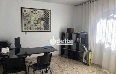 Imagem: A casa possui 4 Dormitórios, 1 Banheiro, 2 Vagas na garagem