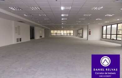 Imagem: O depósito possui 5 Vagas na garagem e 1354m² de Área e está