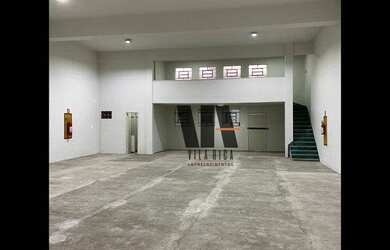 Imagem: O depósito possui 5 Vagas na garagem e 600m² de Área e está