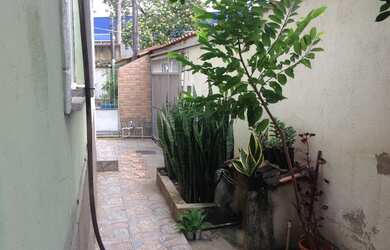 Imagem: A casa possui 2 Dormitórios, 1 Banheiro, 2 Vagas na garagem