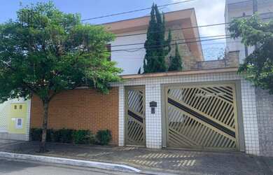 Imagem: A casa possui 3 Dormitórios, 2 Banheiros, 5 Vagas na garagem