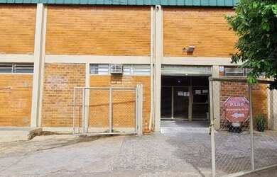 Imagem: O depósito possui 4 Vagas na garagem, 3000m² de Área e está