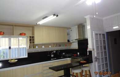 Imagem: A casa possui 3 Dormitórios, 4 Banheiros, 3 Vagas na garagem