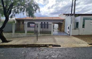 Imagem: A casa possui 2 Dormitórios, 2 Banheiros, 168m² de Área e