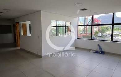 Imagem: O depósito possui 5 Vagas na garagem e 255m² de Área e está