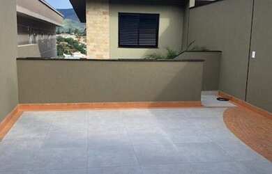 Imagem: A casa possui 3 Dormitórios, 4 Banheiros, 2 Vagas na garagem