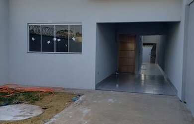 Imagem: A casa possui 2 Dormitórios, 2 Banheiros, 2 Vagas na garagem