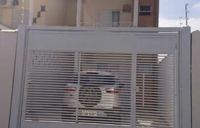 Imagem: A casa possui 3 Dormitórios, 3 Banheiros, 2 Vagas na garagem