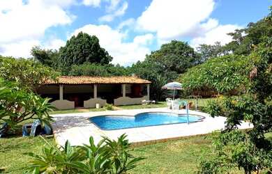 Imagem: A chácara possui Churrasqueira, Piscina e está localizado