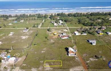 Imagem: O terreno possui 300m² de Área e está localizado em Balneário