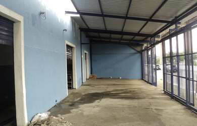 Imagem: O depósito possui 4 Vagas na garagem e 300m² de Área e está