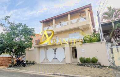 Imagem: A casa possui 4 Dormitórios, 4 Banheiros, 3 Vagas na garagem