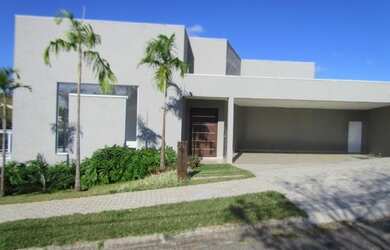 Imagem: A casa possui 4 Dormitórios, 5 Banheiros, 4 Vagas na garagem