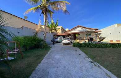 Imagem: A casa possui 3 Dormitórios, 2 Banheiros, 5 Vagas na garagem