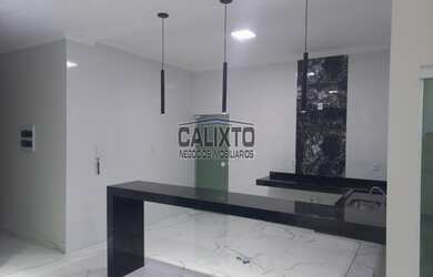 Imagem: A casa possui 3 Dormitórios, 1 Banheiro, 3 Vagas na garagem