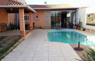 Imagem: A casa possui 2 Dormitórios, 2 Banheiros, 5 Vagas na garagem