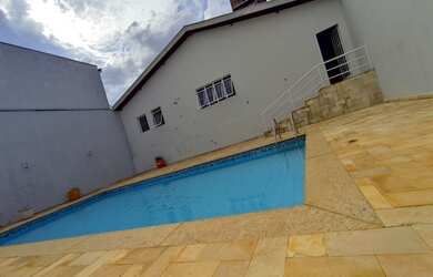 Imagem: A casa possui 3 Dormitórios, 2 Banheiros, 3 Vagas na garagem