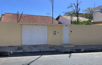 Imagem: A casa possui 4 Dormitórios, 1 Banheiro, 5 Vagas na garagem