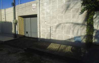 Imagem: A casa possui 2 Dormitórios, 1 Banheiro, 2 Vagas na garagem