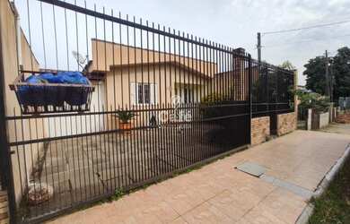 Imagem: A casa possui 3 Dormitórios, 3 Banheiros, 3 Vagas na garagem