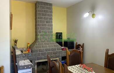 Imagem: A casa possui 3 Dormitórios, 1 Banheiro, 5 Vagas na garagem