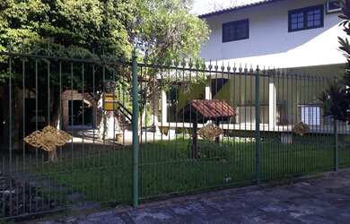 Imagem: A casa possui 2 Dormitórios, 2 Banheiros, 2 Vagas na garagem