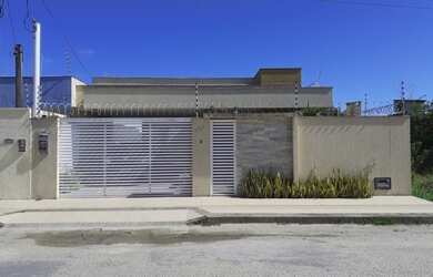 Imagem: A casa possui 3 Dormitórios, 3 Banheiros, 2 Vagas na garagem