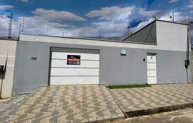 Imagem: A casa possui 3 Dormitórios, 2 Banheiros, 3 Vagas na garagem