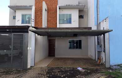 Imagem: A casa possui 3 Dormitórios, 2 Banheiros, 2 Vagas na garagem