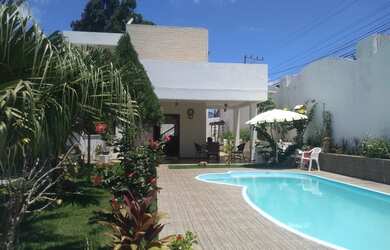 Imagem: A casa possui 4 Dormitórios, 2 Banheiros, 3 Vagas na garagem